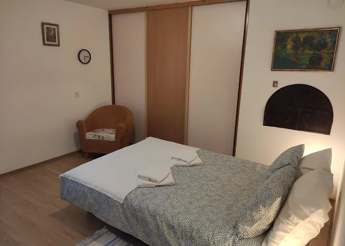 Apostolovic Kuca Kulturni Spomenik U Centru Grocke